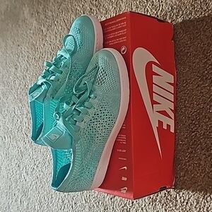 Nike Womens Tennis Classic Ultra Flyknit Sneakers